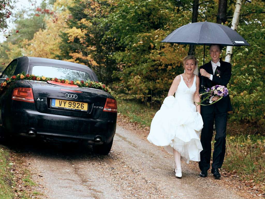 fotograf bryllup regnvejr paraply - Bryllupsfotograf Det Store Ja
