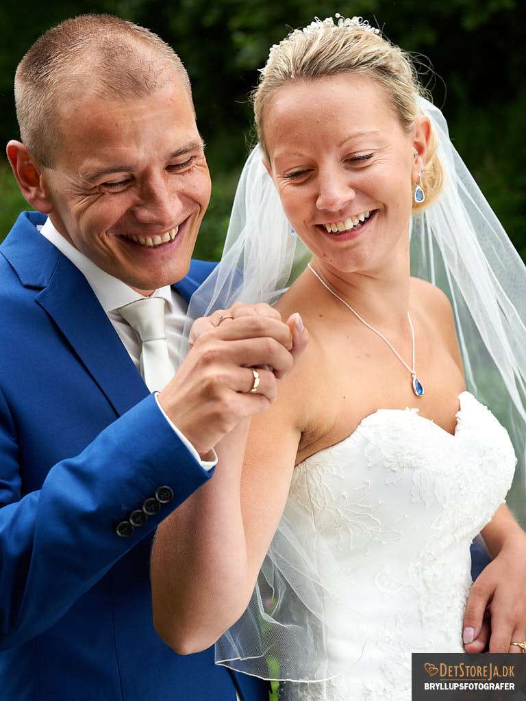 fotograf til bryllup ringe smil