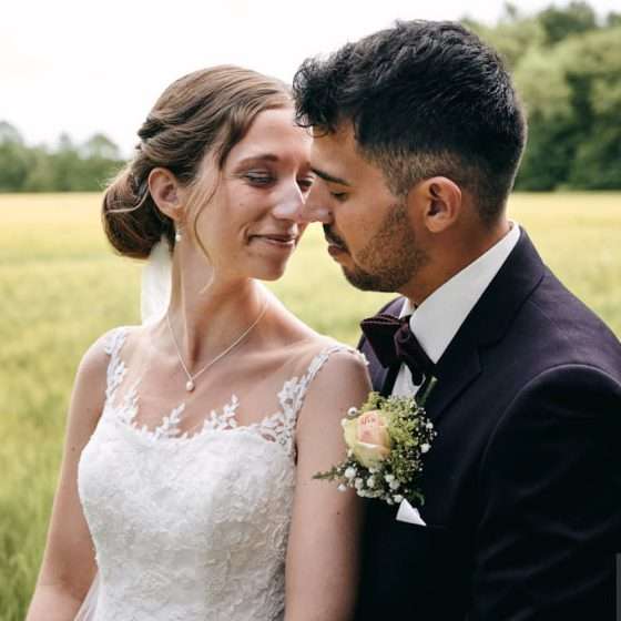 Bryllupsportræt med ungt brudepar fra Midtjylland lægger an til et kys