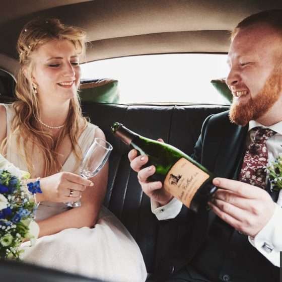 Brudepar skænker champagne efter brylluppet