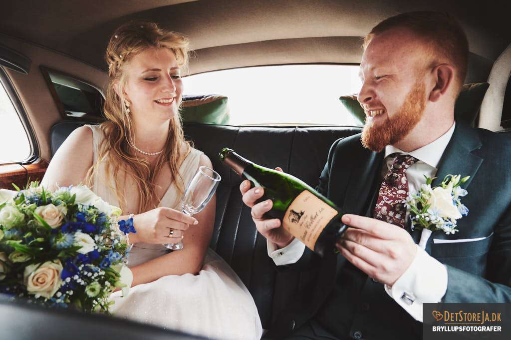 Brudepar skænker champagne efter brylluppet