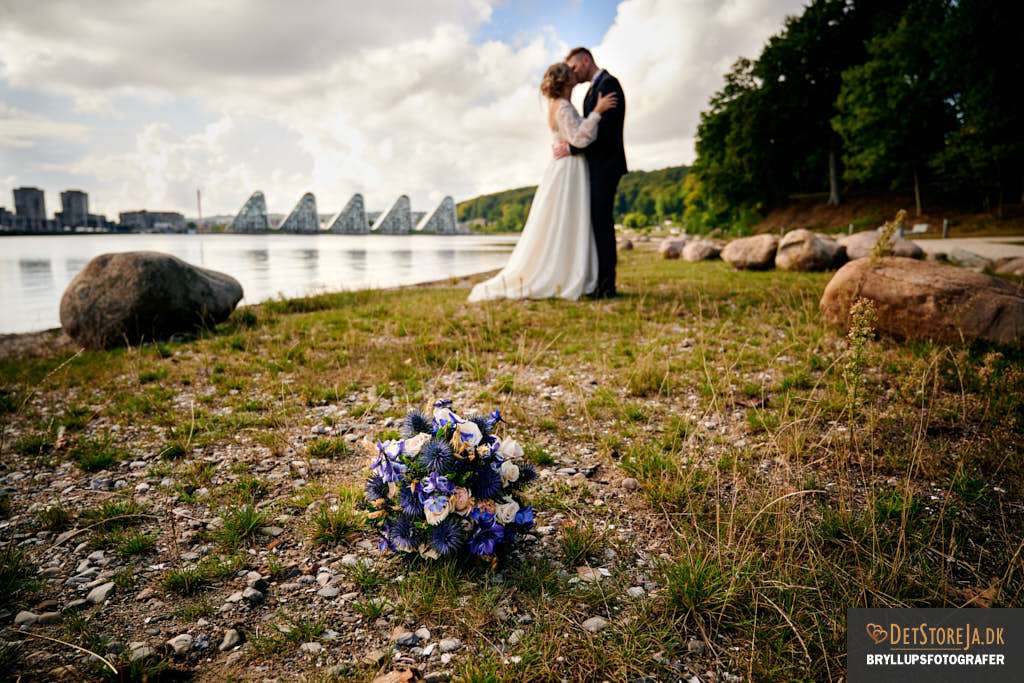 Brudepar med Vejle by i bagggrunden og buket i forgrunden