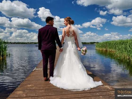 bryllupsbillede med brudepar ved sø