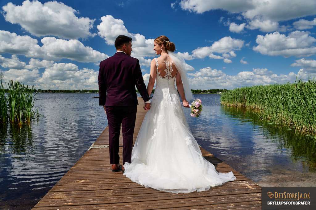 bryllupsbillede med brudepar ved sø
