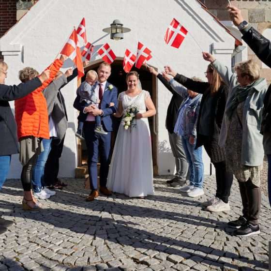 Brudepar modtages med espalier