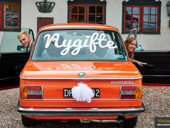 Nygifte i orange BMW