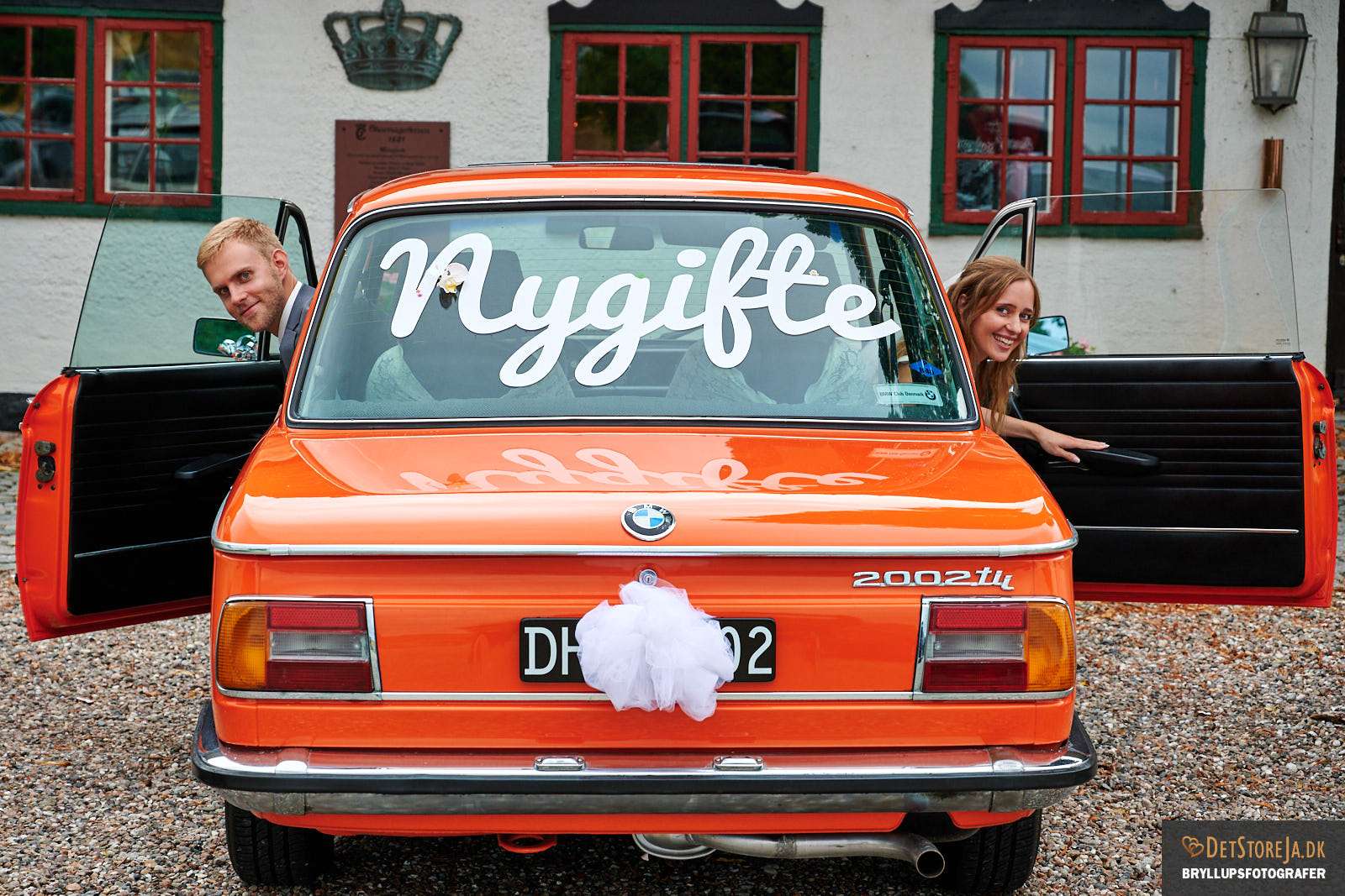 Nygifte i orange BMW