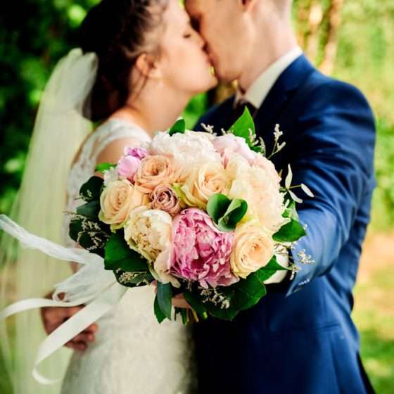 Farverigt bryllupsbilleder af brudepar, der kysser