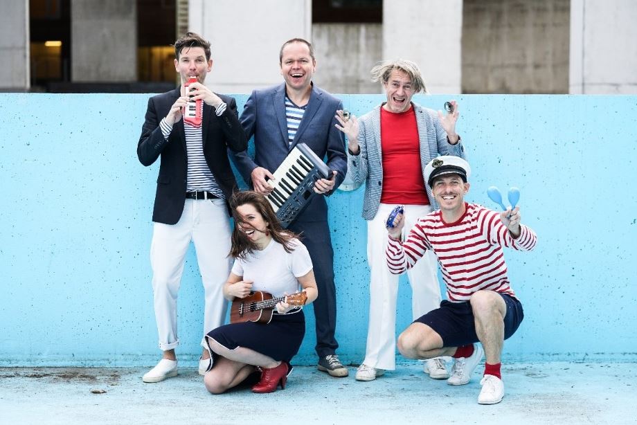 De matrozen van Les Quatre au Quai halen Franse chansons van onder het stof