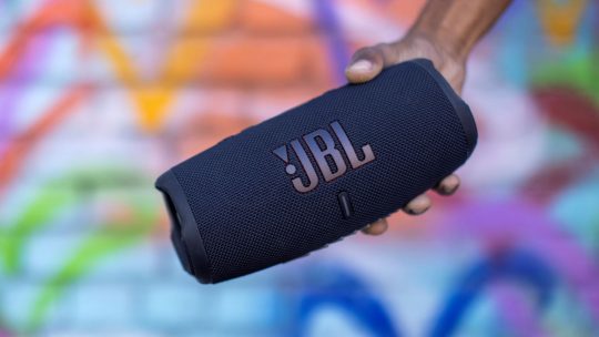 De waterbestendige en stofdichte JBL Charge 5 laat je altijd en overal genieten van de beste muziek