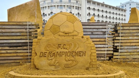 Middelkerke eert F.C. De Kampioenen met zandsculpturenfestival