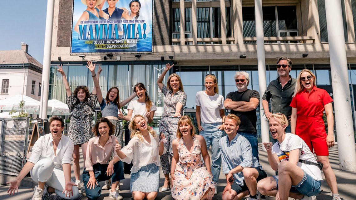 De cast van MAMMA MIA! is klaar voor een Griekse zomer aan de Schelde