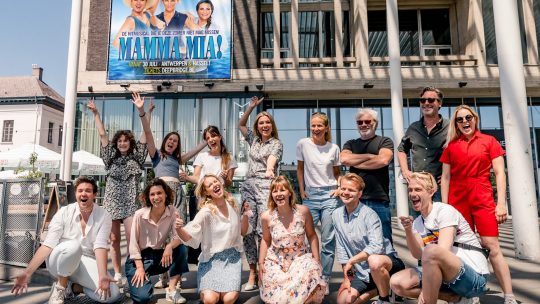 De cast van MAMMA MIA! is klaar voor een Griekse zomer aan de Schelde