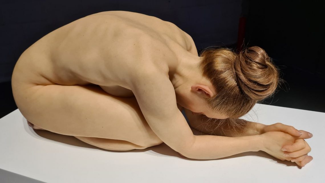 Ceci n’est pas un corps: ‘Hyperrealism Sculpture’ zaait twijfel met levensechte kunstwerken