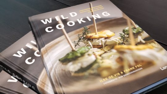 Wild Cooking: verrassende gerechten met plukverse groenten en fruit op een bordje van keramiek