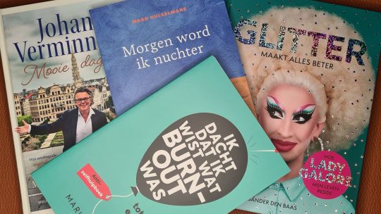 4 autobiografieën waarin een zanger, scenarioschrijver, journalist en dragqueen zichzelf blootgeven