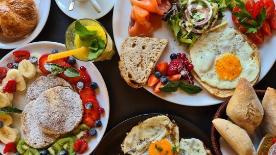 Neem een culinaire start met een heerlijk ontbijt of uitgebreide brunch in Ultime Atome