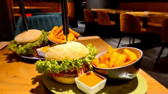 Sappige burgers en fruitige cocktails voorop bij Green Mango in Sint-Lambrechts-Woluwe