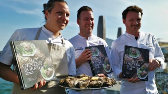 Eerste Zeeuwse oesters van het nieuwe seizoen opgevist in de Oosterschelde