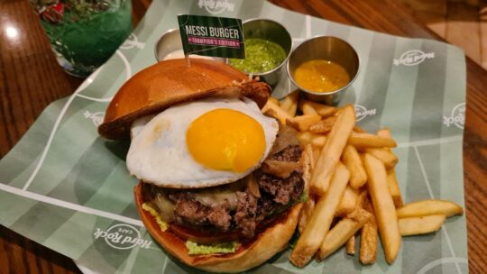 Hard Rock Cafe scoort opnieuw met de Messi Burger Champion’s Edition