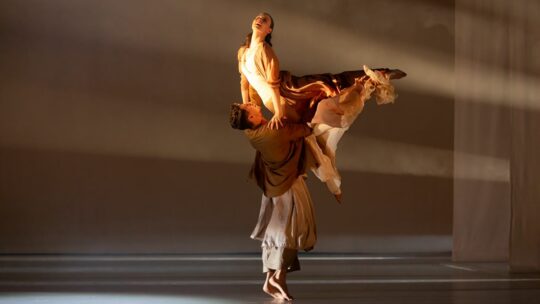 Isabelle Beernaert betovert publiek met nieuwe dansvoorstelling Particles of God