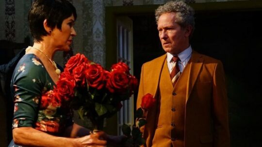 Loge10 Theaterproducties laat Vlaamse televisiegeschiedenis herleven met komedie Drie Dozijn Rode Rozen