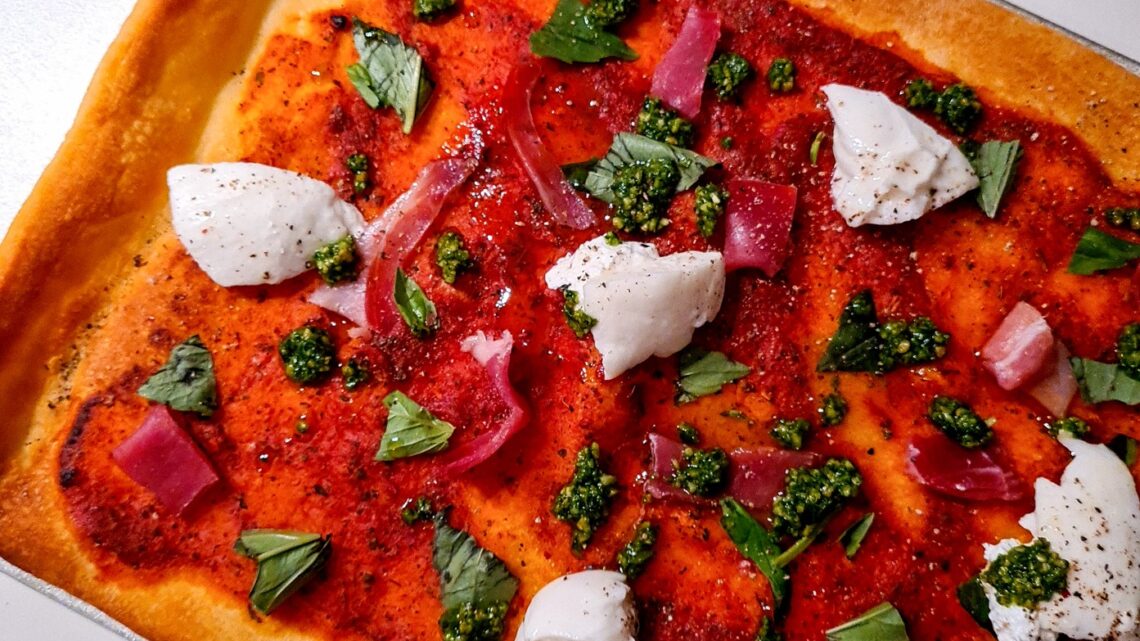 Deugenieten in de keuken: Heerlijke pizza met serranoham, burrata en basilicum