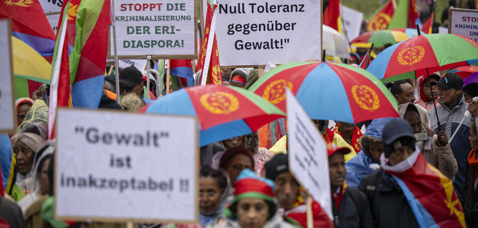 Berlin: Deutscheritreer demonstrieren für Grundrechte gegenüber gewaltsamen Übergriffen. Protest friedlich beendet