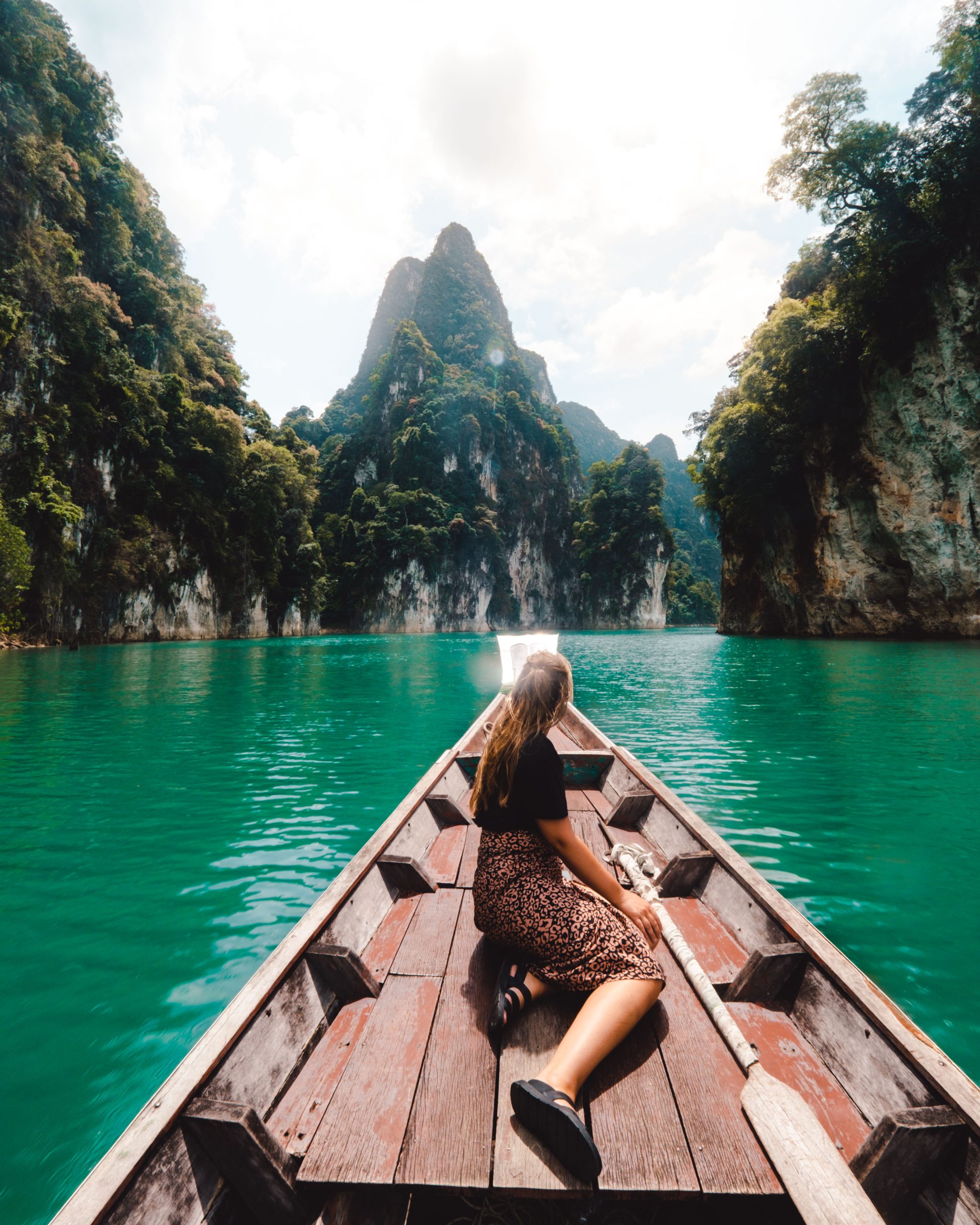 Zo bezoek je Cheow Larn Lake in Khao Sok zonder groepstour.