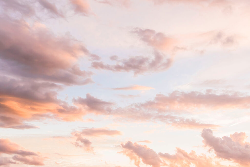 Avondlucht met roze wolken, die rust gunnen we ook mensen met perfectionisme