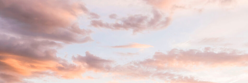 Avondlucht met roze wolken, die rust gunnen we ook mensen met perfectionisme