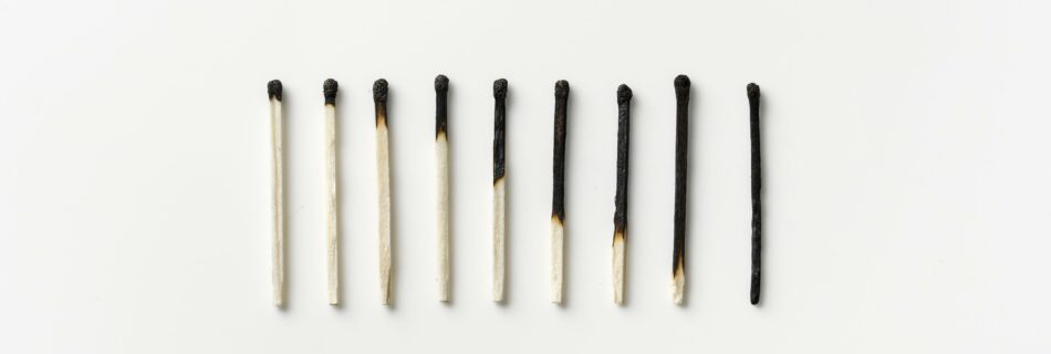 Een reeks lucifers die steeds iets verder zijn opgebrand, een metafoor voor een burn-out