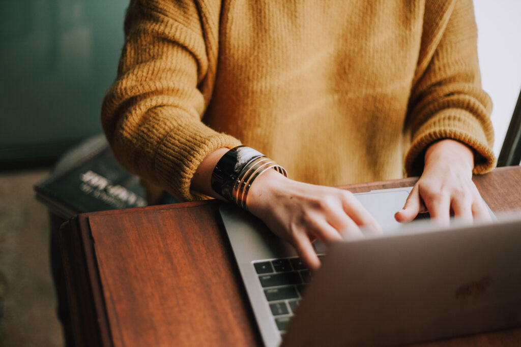 Iemand zoekt op een laptop naar de vraag 'Heb ik recht op loopbaancheques van de VDAB?'