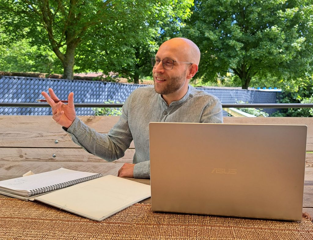 Jobcoach Niels Van Steenvoort tijdens een coaching