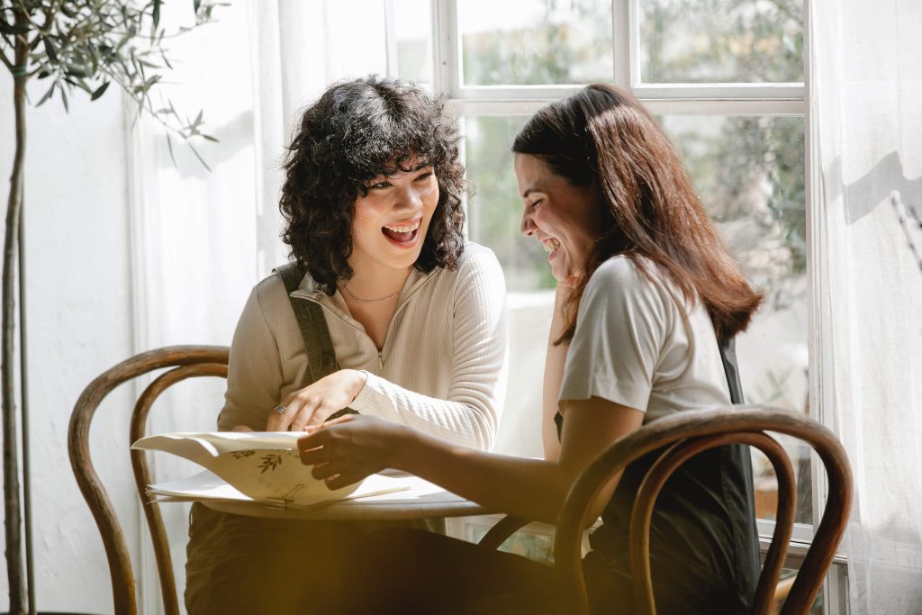 Twee vrouwen praten over loopbaangeluk