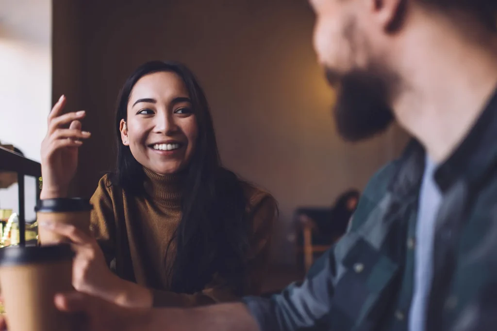 Twee mensen gebruiken geweldloze communicatie om open en verbindend te communiceren.