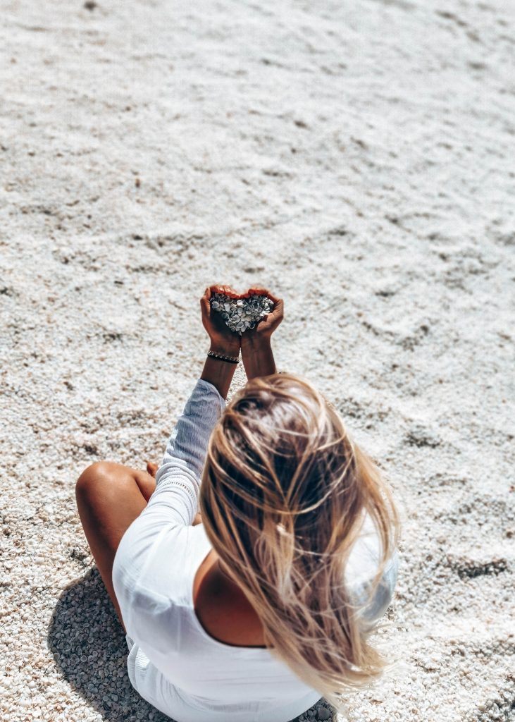 Diana Pohl sitzt am Strand