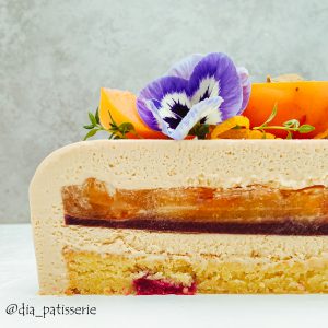 Abrikosų ir aviečių karamelinis tortas