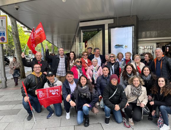 Militantes socialistas de Parla apoyan a Pedro Sánchez en la concentración tras su "carta a la ciudadanía"