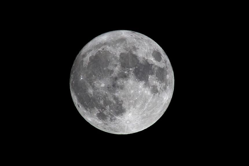 Luna Llena de Esturión