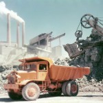 Cementproduktionen sveper in fabriken i ett dammigt kalkstensmoln. Foto Cementa AB