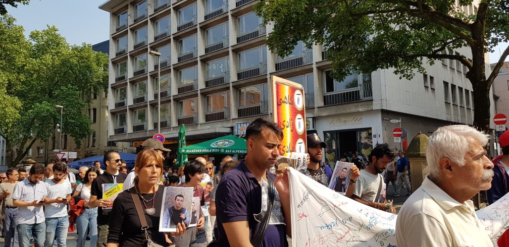 شرکت فعالان حزب ایران آباد در تظاهرات برای جلوگیری از اجرای حکم اعدام رامین حسین پناهی در شهر کلن آلمان