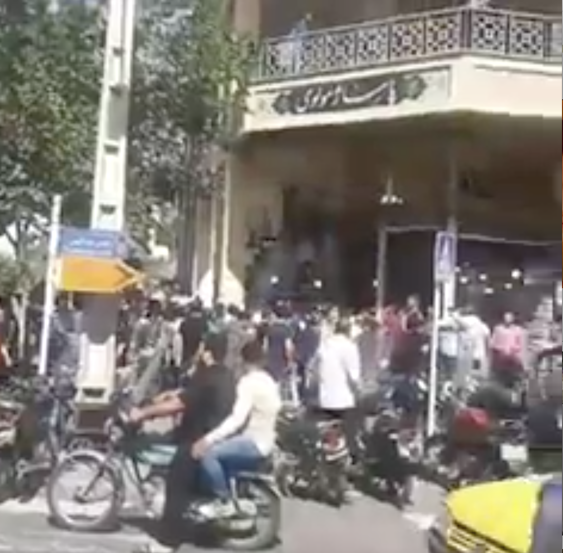 مولوی، سرچشمه و .. اعتصاب در بازار تهران با وجود استقرار نیروهای یگان ویژه ادامه دارد – ۶ خرداد ۹۷