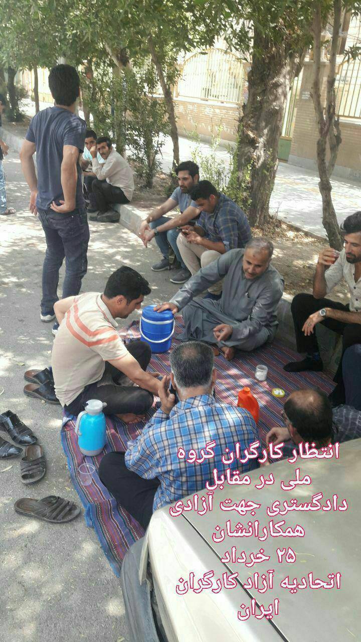 تجمع جمعی از کارگران گروه ملی فولاد در مقابل دادگستری اهواز-۲۵ خرداد