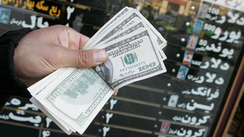 روز دوم دلار ۱۰ هزار تومانی؛ بانک مرکزی می گوید «دشمنان» نقش دارند