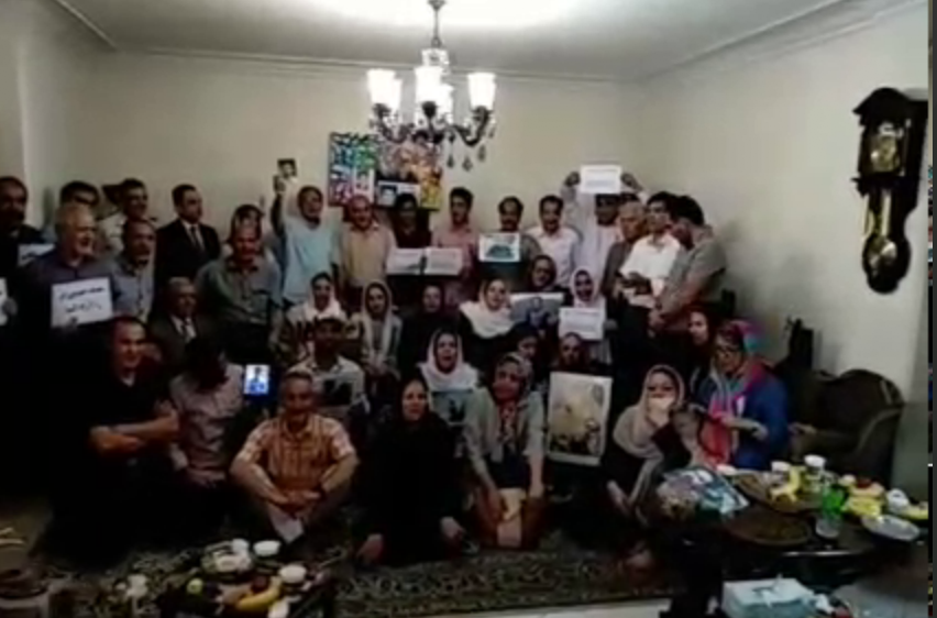 «مرغ‌سحر‌»خوانی خانواده‌های زندانیان و جان‌باختگان سیاسی در سال‌روز ۱۸ تیر در خانه خانواده سعید زینالی