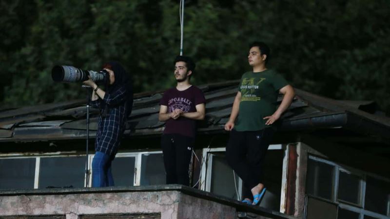 گاردین: عکاس زن ایرانی به جای استادیوم، مسابقه فوتبال را از پشت بام عکاسی کرد