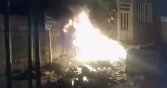 مریوان: خشم مردم از مسئولان بی لیاقت و آتش زدن زباله جلوی در شهرداری