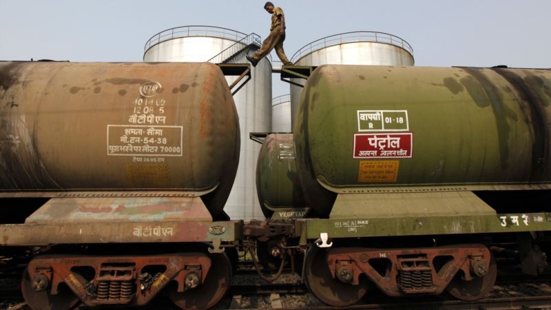 هند خرید نفت خود از ایران را به نصف رساند