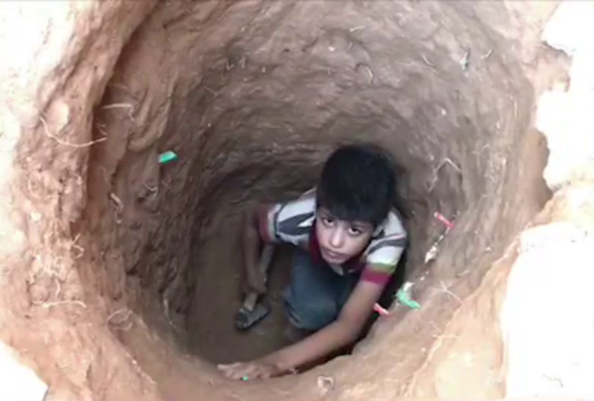 چاه کندن کودک ۱۲ ساله زلزله زده کرمانشاهی برای خرید کتاب درسی